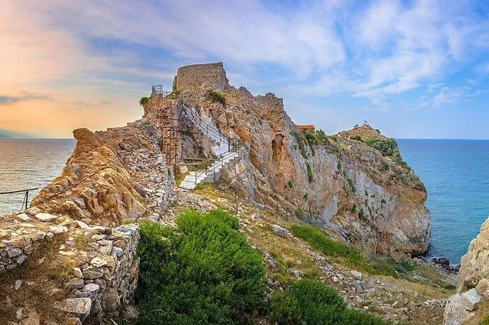 Spektakulär thronen die Reste der Festung Kastro, innerhalb deren Mauern sich die Bewohner der Insel ab dem 14. Jahrhundert vor den Raubzügen der Piraten in Sicherheit brachten, hoch auf den Klippen.