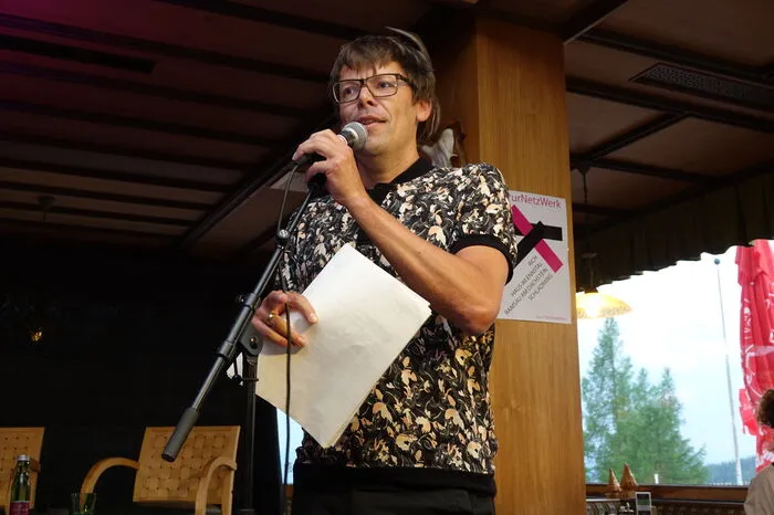 ....und der ehemalige Aicher Dorfschreiber und Poetry Slammer Markus Köhle. Er trug einen kritischen Text mit dem Titel "Im Herzen der Alpen in Schmerzen der Gletscher" vor.  