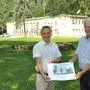 Bürgermeister Günther Vallant mit Günther Kostan (Kärntner Friedenswerk) im ehemaligen Park nahe des Festsaals, in dem zwei Wohnblöcke geplant sind 