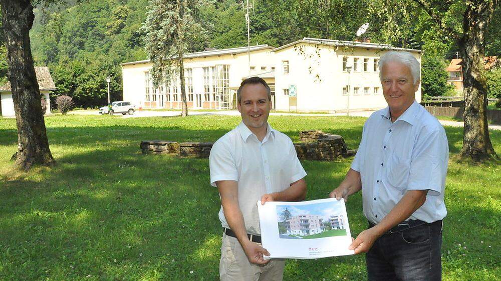 Bürgermeister Günther Vallant mit Günther Kostan (Kärntner Friedenswerk) im ehemaligen Park nahe des Festsaals, in dem zwei Wohnblöcke geplant sind 