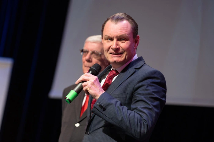 ... Peter Schlenke, dem Vorstand der Grazer Universitätsklinik für Blutgruppenserologie und Transfusionsmedizin, verliehen.