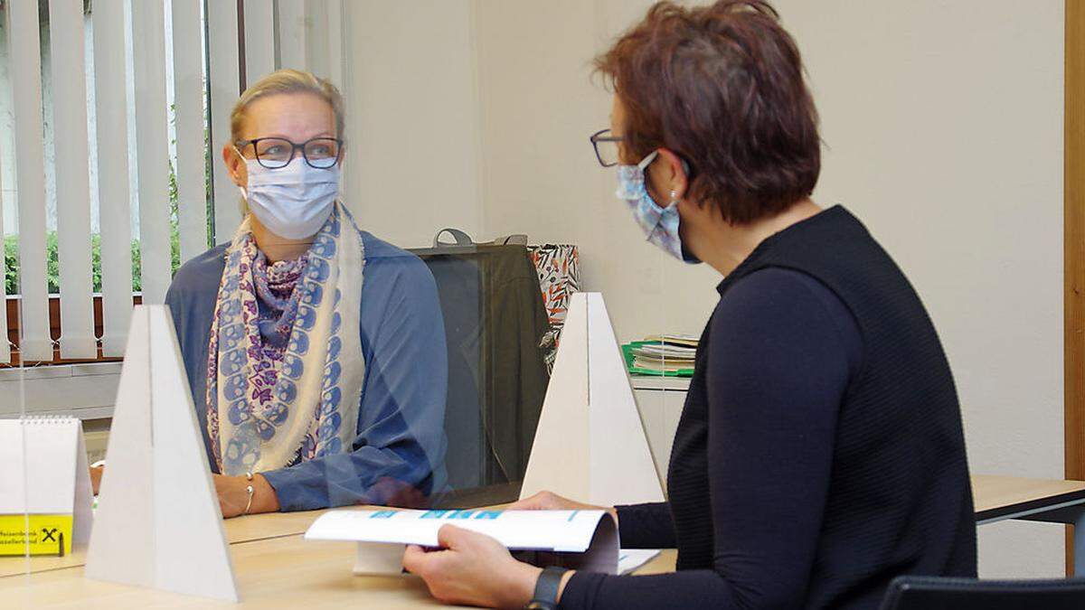 Martina Romen-Kierner (l.) bei einer Beratung – mit Maske und gläserner Trennwand (Symbolfoto)  