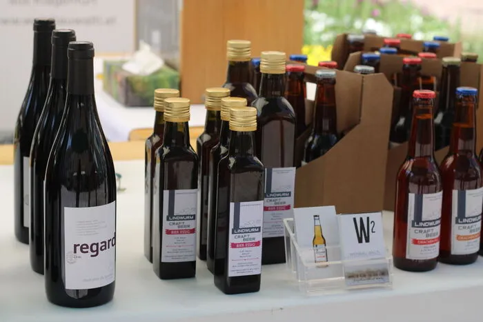Auch Weine und Bier-Essige können bei seinem Verkaufsstand erworben werden