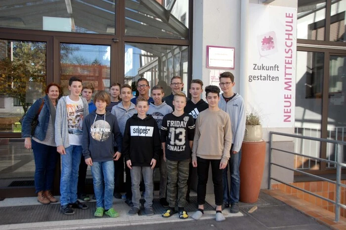 13 Burschen aus den 4. Klassen der NMS Mureck nehmen am Boys' Day 2016 teil, um "Einblicke" in für Burschen untypische Berufsfelder zu gewinnen und ihr eingeschränktes Berufswahlspektrum zu erweitern. Sie tun dies in den Kindergärten Eichfeld und Gosdorf sowie in den Volksschulen St. Nikolai/D., Mureck, Weinburg und Lichendorf und in der BAKIP Mureck.