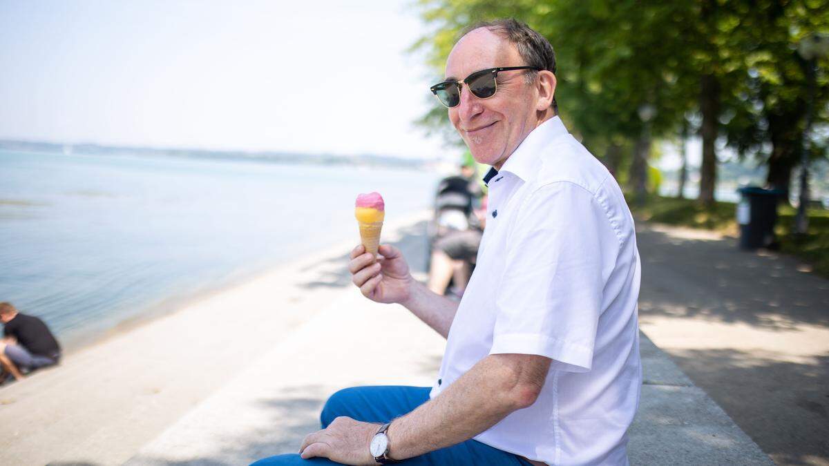 Gesundheitsminister Johannes Rauch isst Eis in Vorarlberg