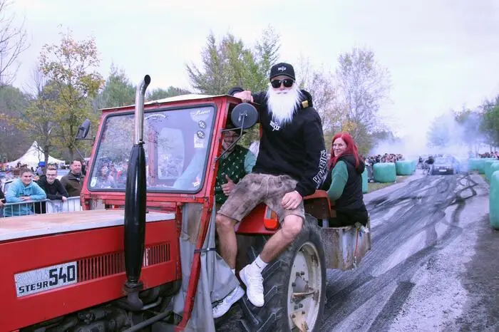 Tausende Besucher aus ganz Österreich und Bayern sorgten den ganzen Tag für ein Riesengedränge, hunderte Oldtimer, Traktoren, Offroad-Fahrzeuge und extra angefertigte Kuriositäten waren am Parkplatz.