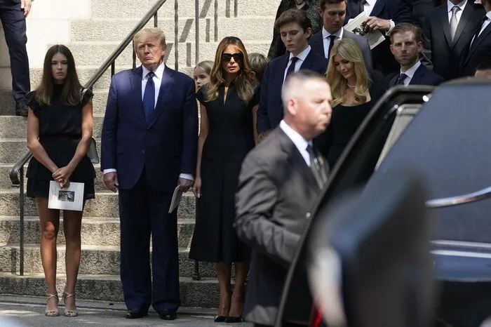 Donald Trump und seine dritte Ehefrau Melania sowie die drei gemeinsamen Kinder aus der Ehe von Donald und Ivana Trump versammelten sich, alle dunkel gekleidet, in New York.