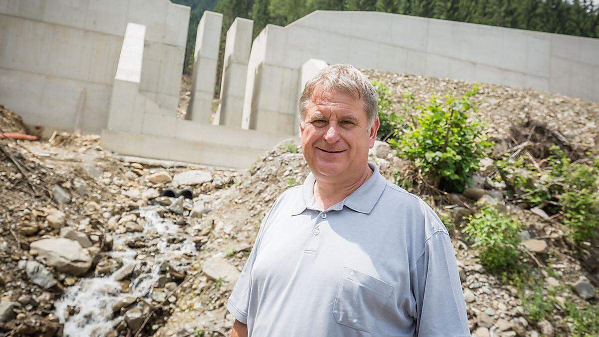 Einsatzleiter Max Linder ein Jahr nach der Verwüstung bei der Staumauer des Tronitzerbachs