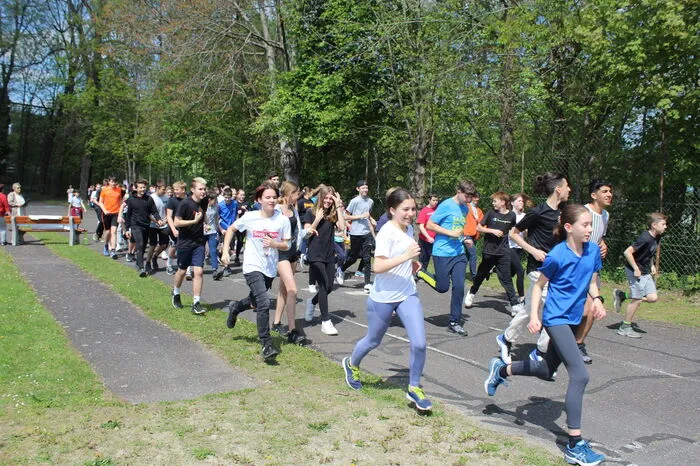 Die Schülerinnen und Schüler der MS1 Deutschlandsberg nahmen am Spendenlauf "Kinder laufen für Kinder" statt. Aus allen Schulstufen nahmen Jugendliche teil, um Spendengelder für das Projekt "Nothilfe für die Ukraine" (Unicef) zu sammeln.