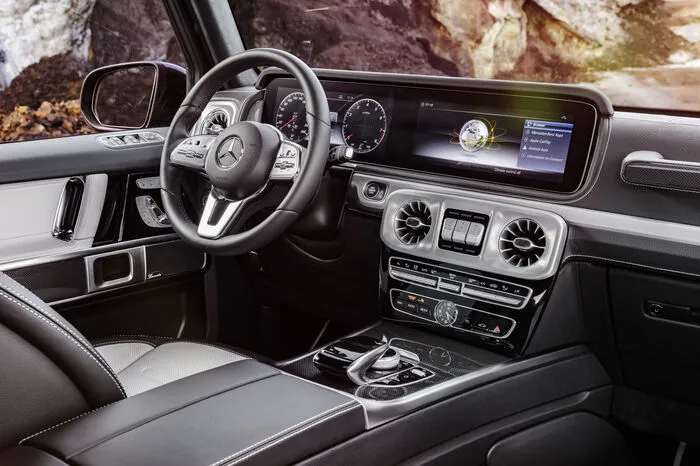 Das gesamte Infotainment lässt sich bedienen, ohne die Hände vom Lenkrad zu nehmen. Die berührungssensitiven Touch-Controls am Lenkrad reagieren wie die Oberfläche eines Smartphones auf Wischbewegungen.