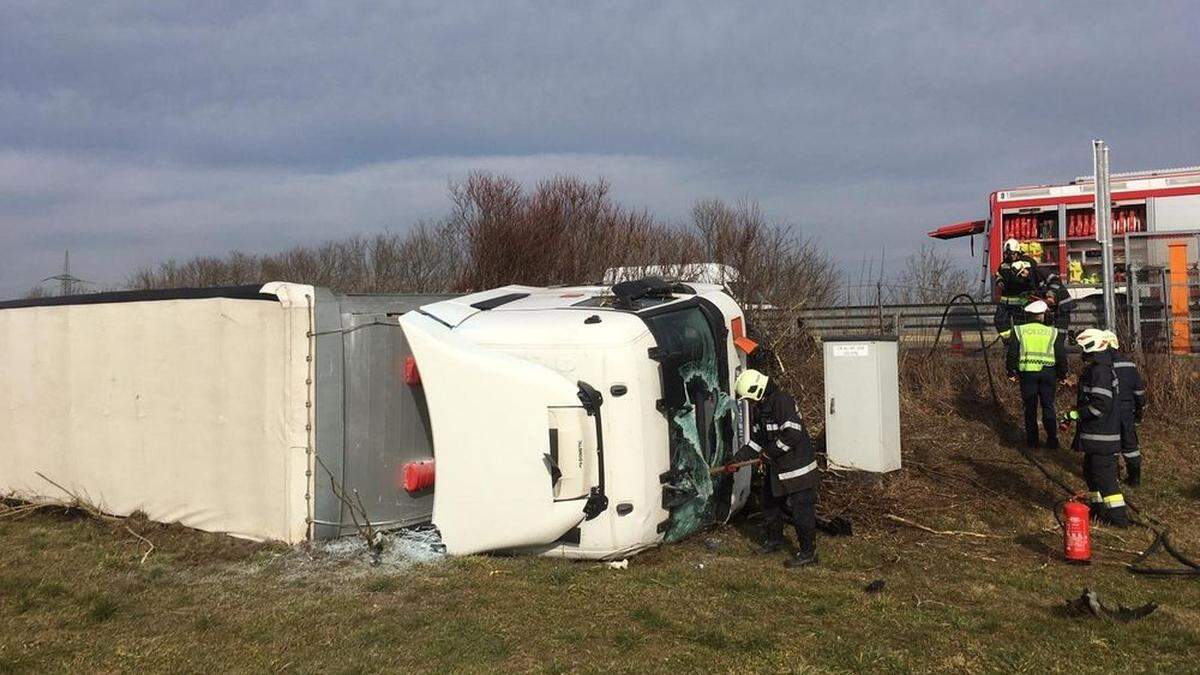 Der Lkw blieb auf der Seite liegen