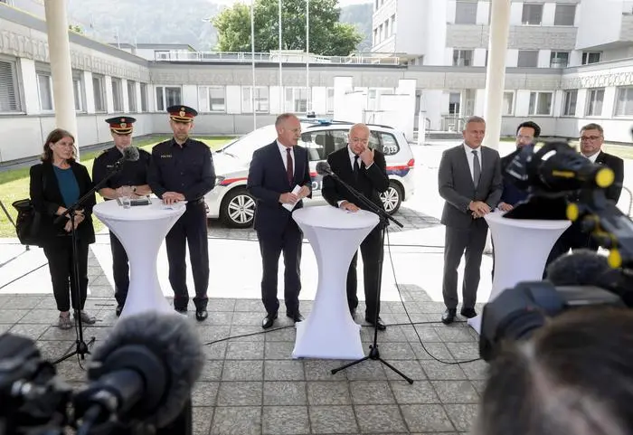 Austrian Interior minister Gerhard Karner (CL), Austrian Chancellor Christian Stocker (CR) and mayor of Graz Elke Kahr (L) attend a press conference near a school where several people died in a shooting, on June 10, 2025 in Graz, southeastern Austria. Ten people died after a suspected shooter opened fire in a southeastern Austrian school, press agency APA quoted Graz city mayor Elke Kahr as saying. Several students and at least one adult are among those killed, Kahr confirmed to APA. (Photo by Alex HALADA / AFP)