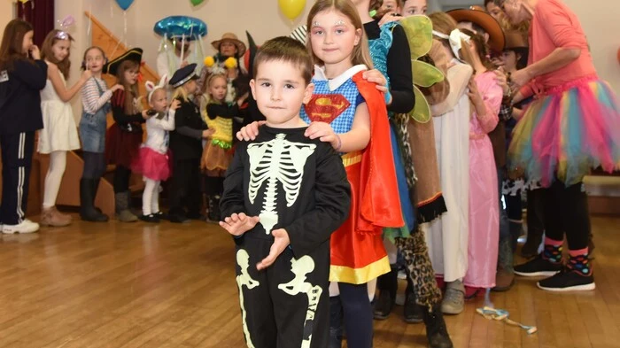 Das Programm beim freitägigen Kinderfasching des Kinderrettungswerkes im Klagenfurter Stadtteil Waidmannsdorf war bunt. Die Maskierten lachten, tanzten und stärkten sich bei Limo und Krapfen.
