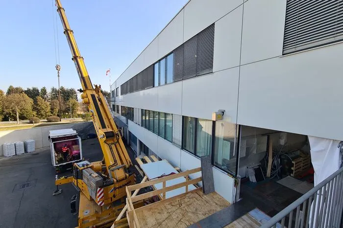 Ein Autokran hob die Teile des neuen 3-Tesla-MRT ins Innere des Krankenhauses.
