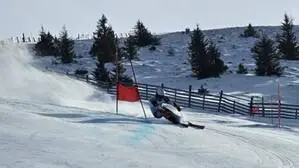 Ein Skirennfahrer fährt an einem roten Tor vorbei | Zwei Tage lang werden wieder FIS-Rennen auf der Koralpe ausgetragen 