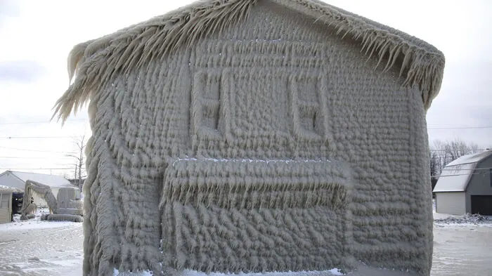 Menschen, die an der Küste des Lake Erie im US-Bundesstaat New York leben, sind am Wochenende in einem wahren Winter-Alptraum aufgewacht.