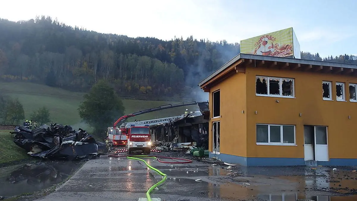 Im Dach des Bürogebäudes (in gelb) rauchte es heute nochmals 
