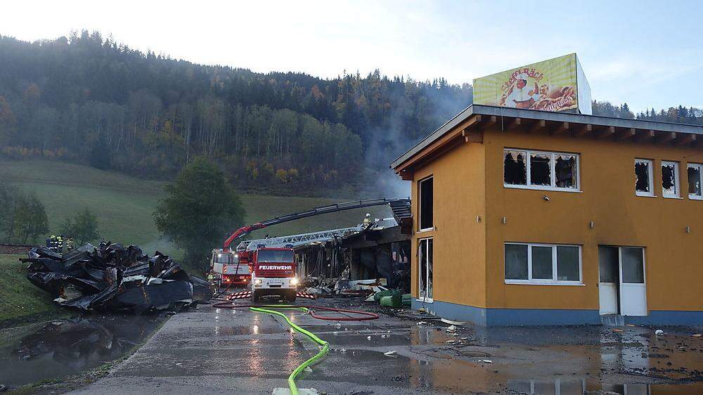 Im Dach des Bürogebäudes (in gelb) rauchte es heute nochmals 