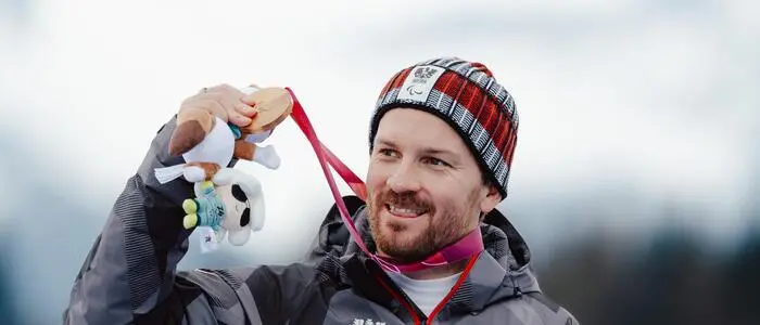 Thomas Grochar hält die langersehnte Medaille in der Hand
