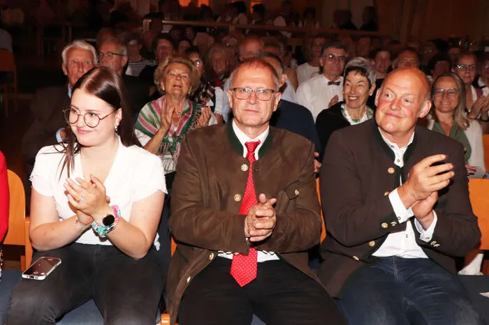 Gesehen wurden: Bürgermeister Erich Stampfer (am Foto Mitte), Pfarrer Gabor Kölbli, Buchautorin Hildegard Marktl, Kunstfotograf Manfred Maierbrugger, Markus Leeb (Balkon Leeb) mit Gattin Roswitha Leeb, der Steuerberater Andreas Breschan und vom Bio-Eierhof Dieter Obereder (am Foto 3. von Links).