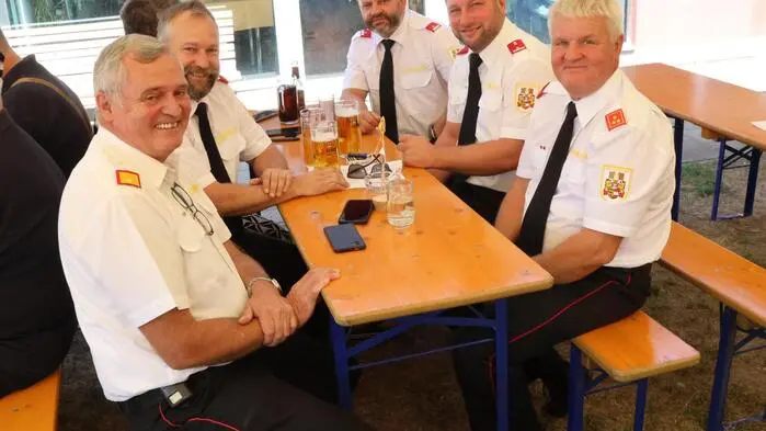 Volles Haus, beste Stimmung und ein abwechslungsreiches Programm: Das Feuerwehrfest der Freiwilligen Feuerwehr (FF) Zeltschach (Kommandant Stefan Janz) in der örtlichen Veranstaltungshalle erwies sich auch heuer wieder als Publikumsmagnet. Bereits am Freitagabend sorgte die beliebte Zeugnisparty für einen gelungenen Auftakt. Zahlreiche Jugendliche und Junggebliebene feierten den Ferienbeginn bei guter Musik, coolen Drinks und ausgelassener Stimmung bis in die Nacht. Am Sonntag ging es mit dem traditionellen Frühschoppen weiter. 