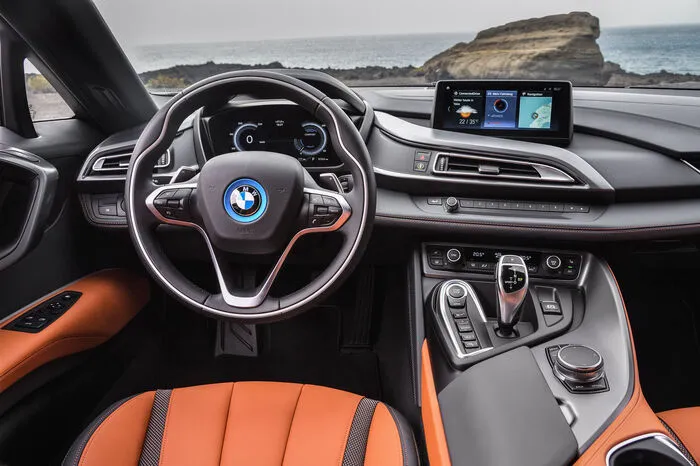 Die Gelegenheit der neuen Variante hat BMW gleich genutzt, um den Antriebsstrang des Plug-in-Hybrid weiterzuentwickeln. Die mittig im Unterboden angeordnete Lithium-Ionen-Batterie weist eine von 20 auf 34 Ah erweiterte Kapazität und einen von 7,1 auf 11,6 kWh erhöhten Brutto-Energiegehalt auf. Die Zellauslegung ermöglicht eine Steigerung der Spitzenleistung des Cabrios um 9 kW/12 PS auf 105 kW/143 PS zu steigern.