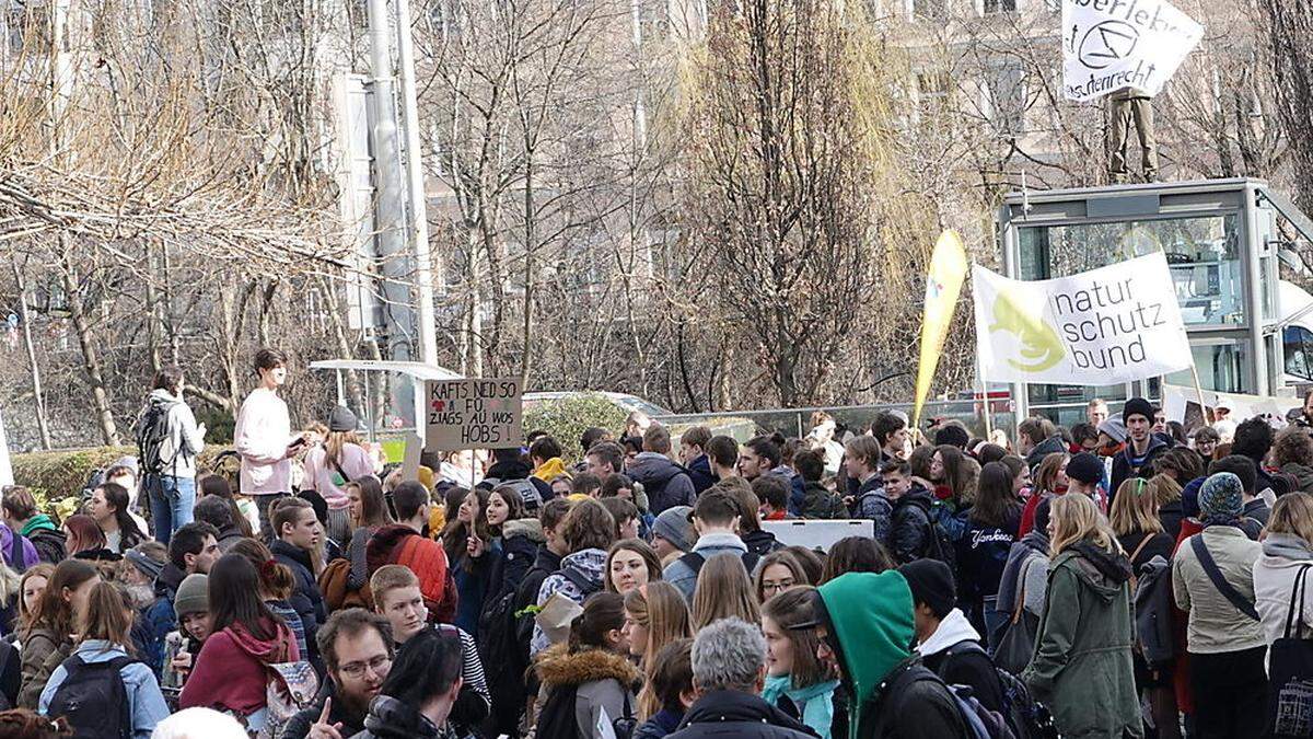 Die Demo ist in vollem Gange, mit etwas mehr Teilnehmern als Freitags vor einem Jahr.