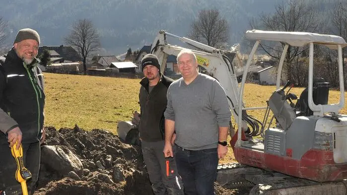 In Gaishorn werden kleinere Undichtheiten im Leitungsnetz saniert, man will das vorhandene Wasser optimal nutzen. V. r.: Bürgermeister Werner Haberl, Alexander Latzina und David Gaigg vom Bauhof