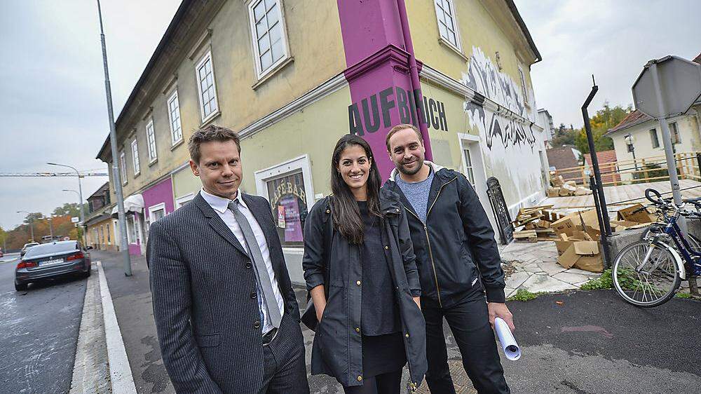 Michael Pontasch (links), hier mit den Architekten Barbara und Christoph Abel, will das Lendhafen-Viertel beleben 