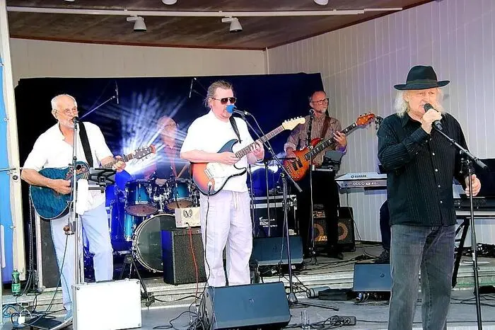 Den Auftakt heuer gestaltete Jess Robin mit Band. „The European Neil Diamond“, wie Jess Robin gerne genannt wird, „ist seit vielen Jahrzehnten eine feste Größe der österreichischen Unterhaltungsmusik, bekannt als Sänger, Produzent, Komponist und Autor“, begrüßte Köflachs Bürgermeister Helmut Linhart den Gast.