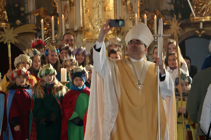 Am Ende der Messe holte der Bischof sein Handy hervor, machte Selfies - und sagte den Sternsingern und Ministranten, dass diese Bilder auf Facebook zu sehen sein werden.