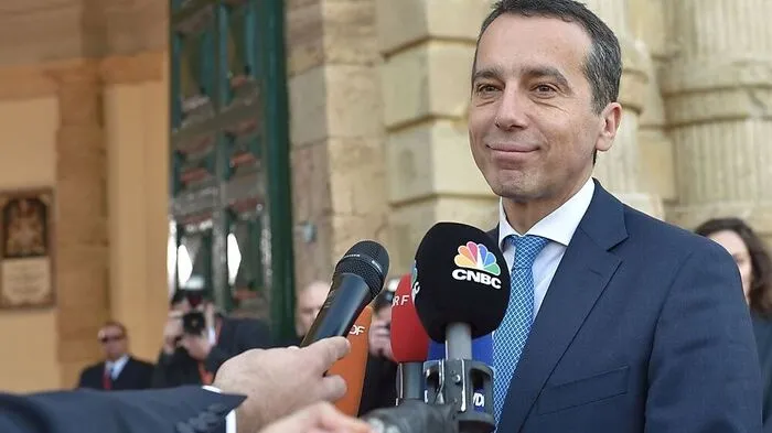Für die internationale Gemeinschaft sei Donald Trumps Haltung zur Flüchtlingspolitik "nicht akzeptabel", sagt Österreichs Bundeskanzler Christian Kern (SPÖ). Die USA hätten eine Mitverantwortung für die Flüchtlingsströme durch ihre Interventionen.