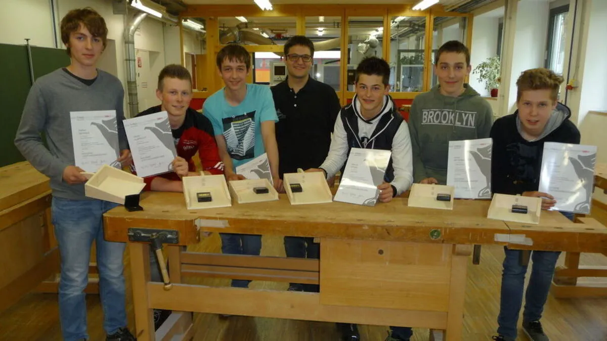 1. Lehrjahr: Raffael Seiwald, Martin Albrecht, Matteo Dallavia, Innungsmeister Friedrich Wieser, Manuel Steidl, Julian Mitterdorfer, Daniel Walder