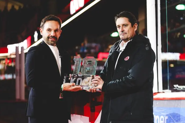 KLAGENFURT,AUSTRIA,20.DEC.23 - ICE HOCKEY - ICE Hockey League, Klagenfurter AC vs EC Red Bull Salzburg. Image shows Thomas Koch and general manager Oliver Pilloni (KAC).
Photo: GEPA pictures/ Daniel Goetzhaber