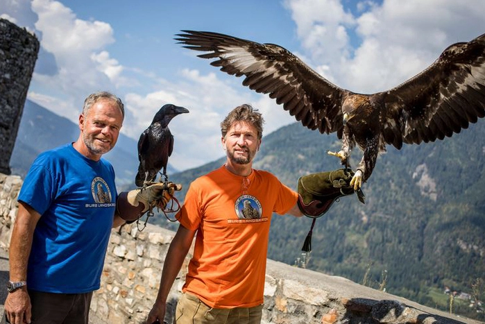 Franz Schüttelkopf und Michael Holzfeind mit ihren gefiederten "Königen der Lüfte"