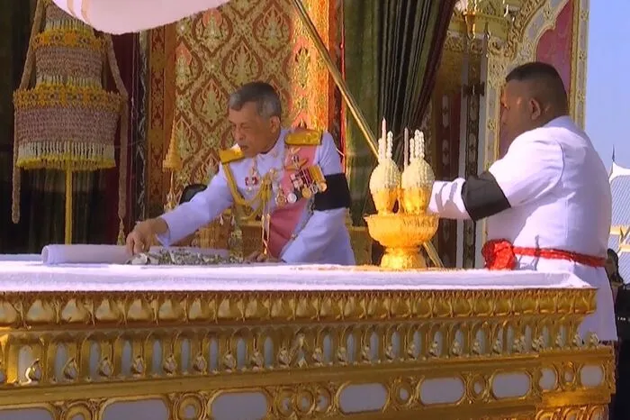 Ein fünfzig Meter hoher, goldener Scheiterhaufen mit rund fünfhundert ineinander verschlungenen Skulpturen - beim letzten Geleit für Thailands verstorbenen König Bhumibol Adulyadej wurden keine Kosten und Mühen gescheut.