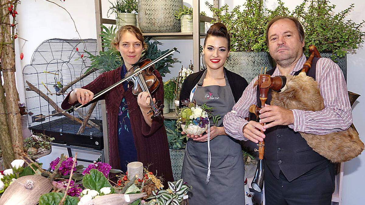 Helene Gangl (Mitte) mit Anna Barbara Wagner und Sepp Pichler bei der Eröffnung ihres Geschäfts