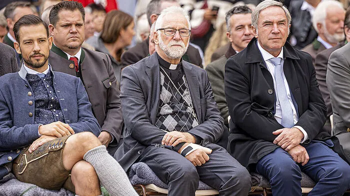 Landesrat Sebastian Schuschnig, Galliziens Bürgermeister Hannes Mak, Bischof Josef Marketz, der Landtagsabgeordnete Gernot Darmann und Superintendent Manfred Sauer (von links). Klicken Sie sich durch die Bilder!