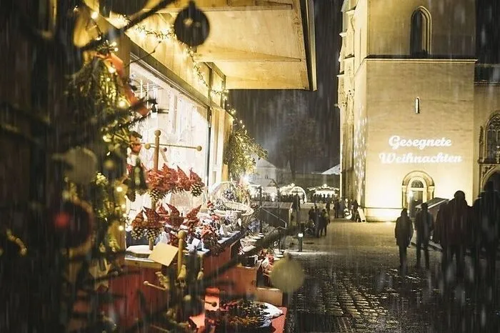 Steiermark. Dem Weihnachtsmarkt in den Mauern des Benediktinerstifts Admont wohnt ein besonderer Zauber inne - vor allem, wenn im Gesäuse bereits Schnee gefallen ist. Christkindlpostamt, Weisenbläser, eine lebende Krippe sowie regionale Spezialitäten wie Ennstaler Roggen- oder Steirerkaskrapfen, aber auch Engelslocken werden aufgewartet. Der „Advent im Stift Admont“ hat von 8. bis 11. Dezember geöffnet.