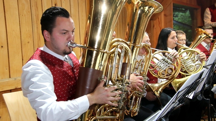 Blasmusik vom Feinsten unter dem Motto „…wo Freundschaft musiziert“ boten die Musikerinnen und Musiker der Musikkapelle Södingtal am Freitag in der voll besetzten ESV-Halle von Södingberg.  