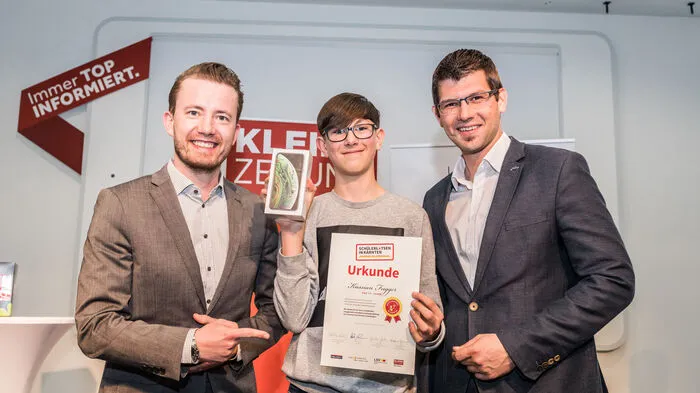 Sieger Kassian Fugger von der NMS St. Jakob im Rosental mit Landesrat Martin Gruber (rechts) und Pierre Bechler, Leiter des Werbemarktes Kleine Zeitung Kärnten.