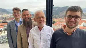 Roland Gall (rechts) mit seinem Vater Dieter, der auch auf der Liste stand. Dahinter Robert Reif und Philipp Pointner, stellvertretender Landessprecher der Neos Steiermark