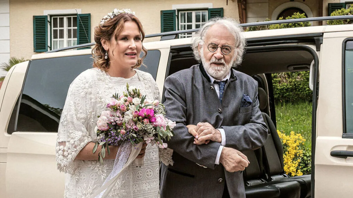 "Lena Lorenz": Leopold Lorenz (Fred Stillkrauth) begleitet seine Enkelin Lena (Judith Hoersch) stolz zur Trauung.