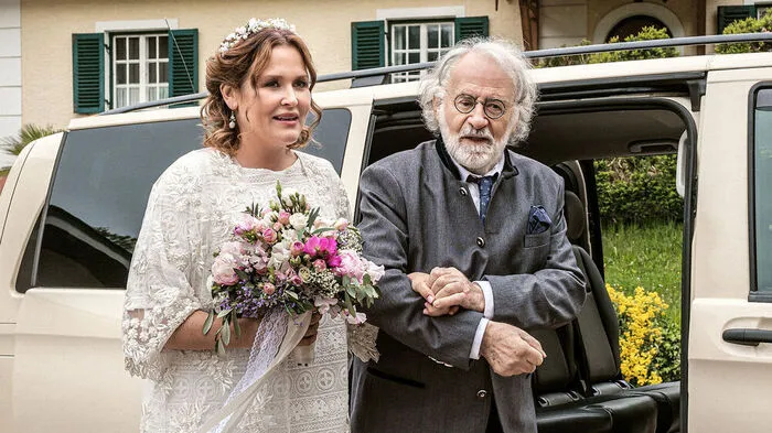 "Lena Lorenz": Leopold Lorenz (Fred Stillkrauth) begleitet seine Enkelin Lena (Judith Hoersch) stolz zur Trauung.
