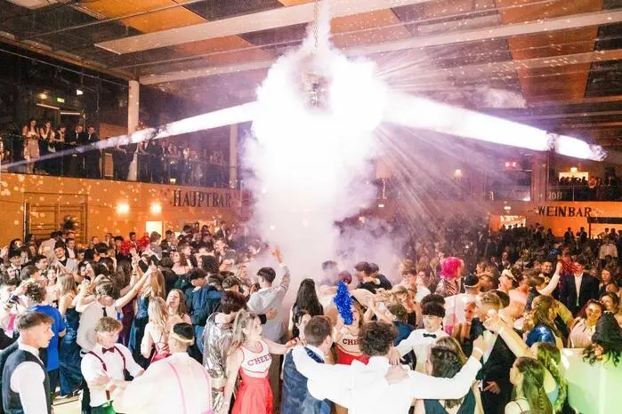 Gemeinsam mit zahlreichen Gästen wurde es eine unvergessliche Ballnacht