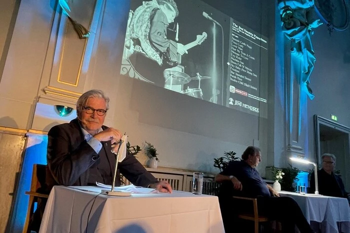 Für die Lesung konnte man Star-Schauspieler Peter Simonischek gewinnen. "Schauspieler sagen entweder zu, oder sie sagen dann doch zu", kündigte Liendl den gebürtigen Markt Hartmannsdorfer an, "in diesem Fall hat er wirklich zugesagt".
