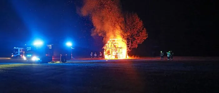 55 Feuerwehrleute aus fünf Feuerwehren bekämpften am Montagabend einen Scheunenbrand in Kobenz.