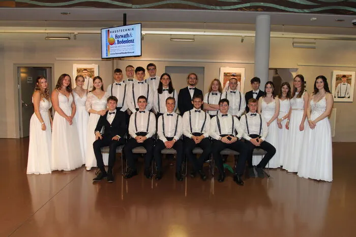 Die Maturanten mit ihren Tanzpartnerinnen.
