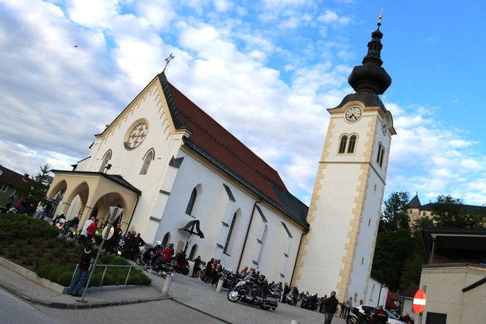 Monsignore Dechant Ivan Olip begrüßte die Biker und lud sie in die Kirche zum Segen ein.