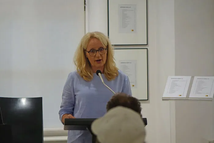 Kunsthausleiterin Gabriele Gschiel bemerkte, dass Ottitsch "mit dem Zeichenstift dorthin geht, wo es weh tut". Lachen muss man trotzdem immer, weil die Cartoons "mit schwarzem Humor gespickt und mit Wortwitz gepaart" sind.